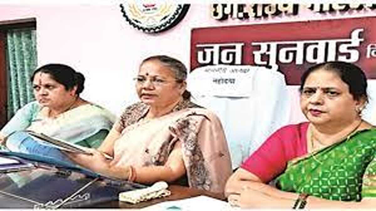 अधिकारी के खिलाफ प्रताडऩा की शिकायत, महिला आयोग ने दिए जांच के निर्देश अधिकारी के खिलाफ प्रताडऩा की शिकायत, महिला आयोग ने दिए जांच के निर्देश